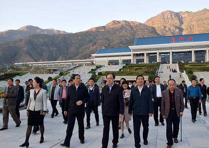全國(guó)、省市政協(xié)委員體驗(yàn)蘭渝鐵路、視察階州廣場(chǎng)