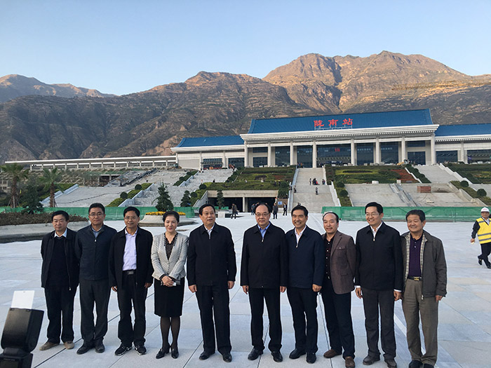 全國(guó)、省市政協(xié)委員體驗(yàn)蘭渝鐵路、視察階州廣場(chǎng)