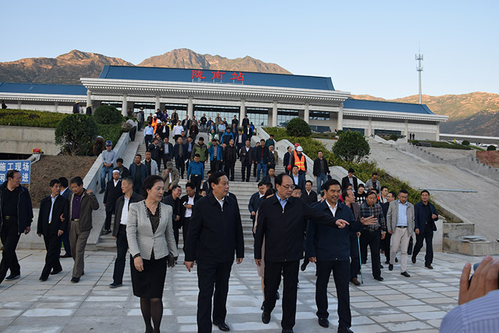全國(guó)、省市政協(xié)委員體驗(yàn)蘭渝鐵路、視察階州廣場(chǎng)