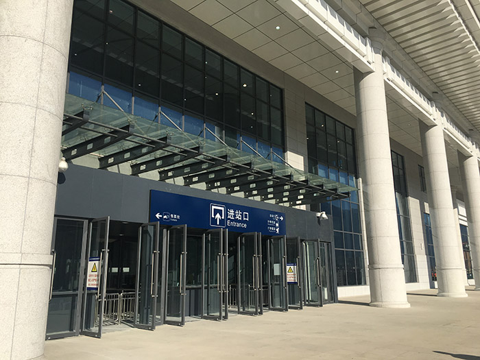 全國(guó)、省市政協(xié)委員體驗(yàn)蘭渝鐵路、視察階州廣場(chǎng)