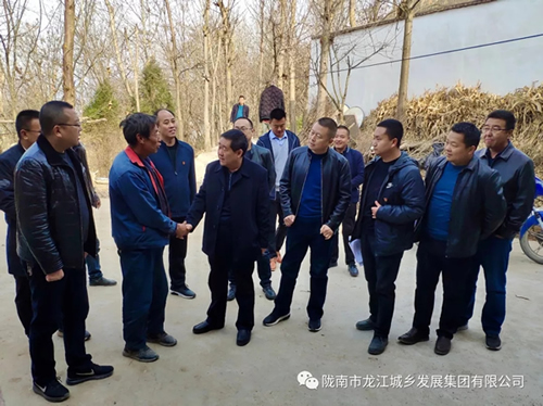 市龍江集團(tuán)在文縣橋頭鎮(zhèn)安子坡村開展“解難題、辦實(shí)事、送溫暖”活動(dòng)