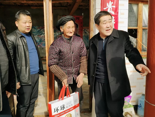 市龍江集團(tuán)在文縣橋頭鎮(zhèn)安子坡村開展“解難題、辦實(shí)事、送溫暖”活動(dòng)