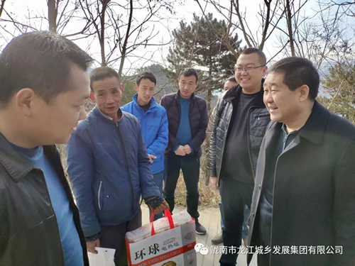 市龍江集團(tuán)在文縣橋頭鎮(zhèn)安子坡村開展“解難題、辦實(shí)事、送溫暖”活動(dòng)