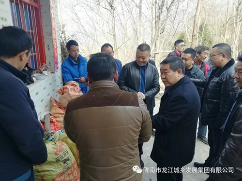 市龍江集團(tuán)在文縣橋頭鎮(zhèn)安子坡村開展“解難題、辦實(shí)事、送溫暖”活動(dòng)