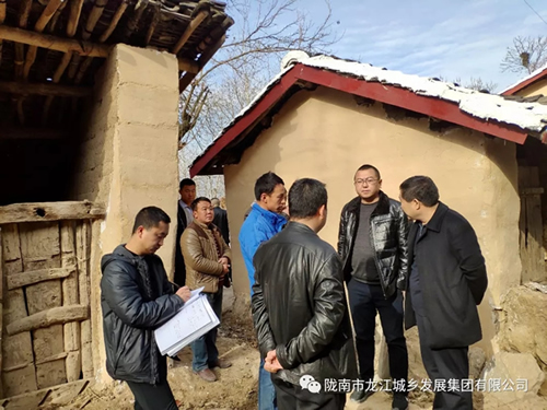 市龍江集團(tuán)在文縣橋頭鎮(zhèn)安子坡村開展“解難題、辦實(shí)事、送溫暖”活動(dòng)