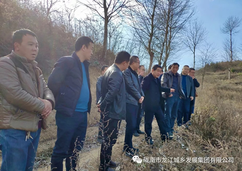 市龍江集團(tuán)在文縣橋頭鎮(zhèn)安子坡村開展“解難題、辦實(shí)事、送溫暖”活動(dòng)