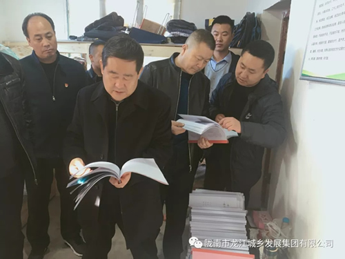 市龍江集團(tuán)在文縣橋頭鎮(zhèn)安子坡村開展“解難題、辦實(shí)事、送溫暖”活動(dòng)