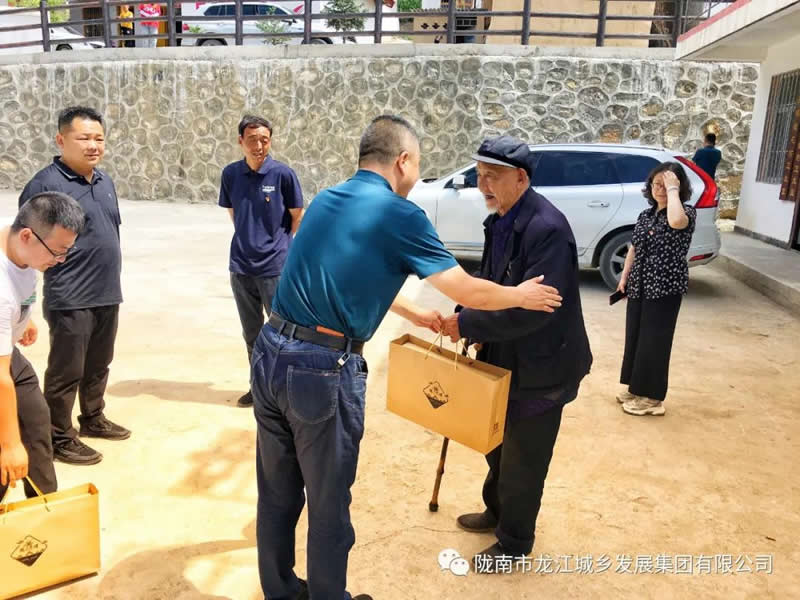 “感黨恩、憶黨史”，--市龍江城鄉(xiāng)發(fā)展集團(tuán)公司開展慶祝建黨99周年主題黨日活動(dòng)